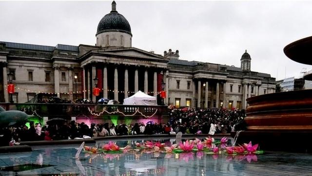 Трафальгарская площадь в Лондоне во время праздника Дивали