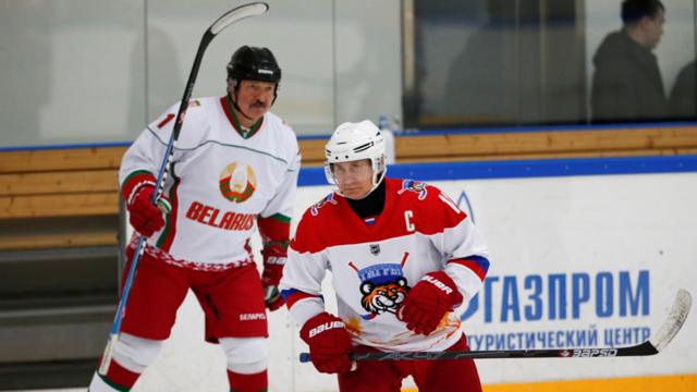 Президенты Беларуси и России играют в хоккей