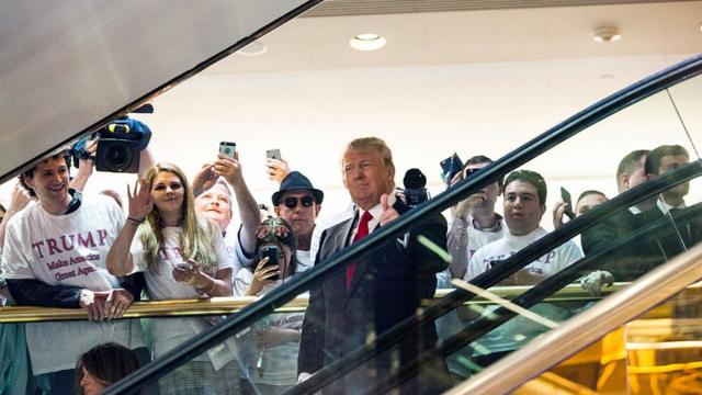 Трамп спускается по эскалатору, чтобы объявить миру о своем желании стать президентом