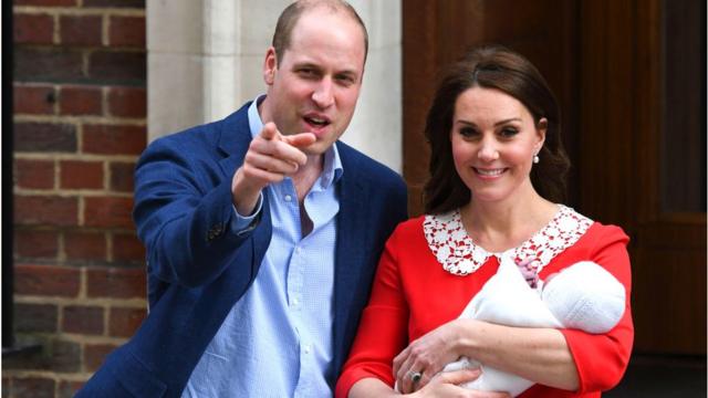Стоило герцогине Кембриджской явиться публике с новорожденным принцем Луи на руках, как красное платье дизайнера Дженни Пекхэм стало хитом продаж