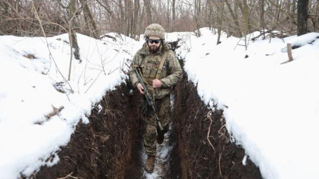 Украинский военный в районе Горловки в Донбассе