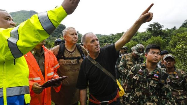 Верн Ансуорт с таиландскими спасателями