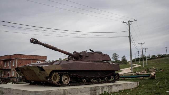 Разбитый сербский танк в Косово