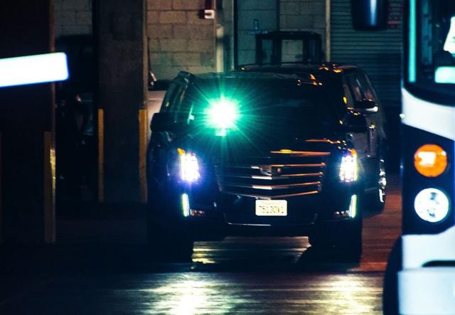Секьюрити нарочно ослепили ветровое стекло автомобиля, чтобы не дать прессе сфотографировать Пейджа и Планта, фото 14 июня 2016 г.