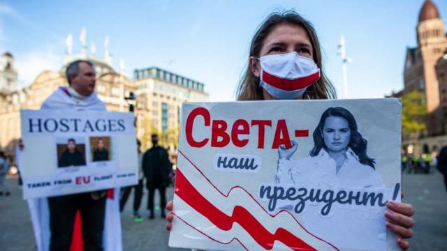 Активисты с плакатами в поддержку Тихановской и белорусских политзаключенных