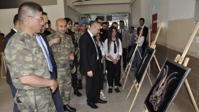 Эрсай (первый слева) и другие военные на выставке в отделении Министерства образования Турции