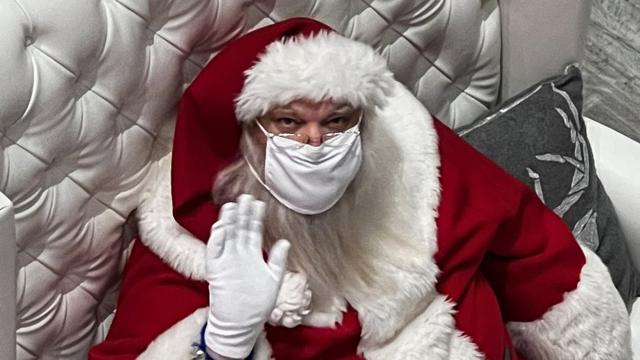 Санта-Клаус в маске