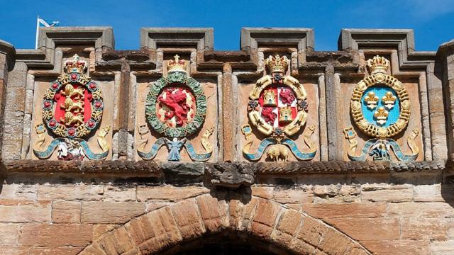 Гербы на входных воротах дворца Линлитгоу