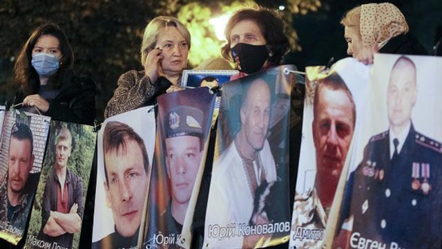 Рідні деяких військових, зниклих ще під час війни на Донбасі у 2014 році, досі шукають їх Акція в Києві, жовтень 2020