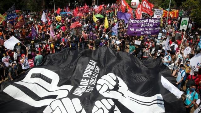 Критики президента устроили собственные акции протеста в Рио-де-Жанейро