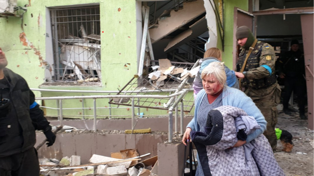 Последствия удара по больнице в Мариуполе, 9 марта