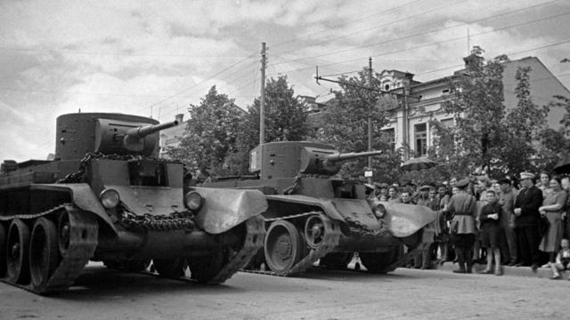 Советский военный парад в Кишиневе (июль 1940 года)