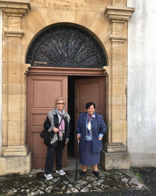 Элен и Анни у входа в монастырь