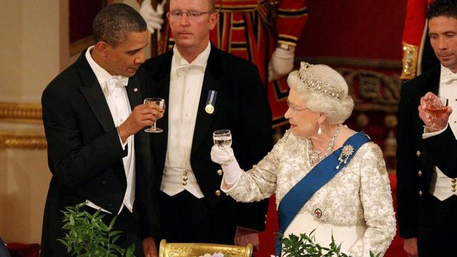 Королева и барак Обама на банкете
