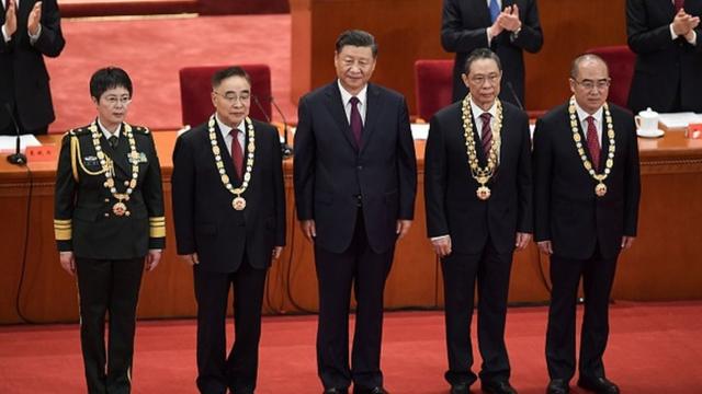 Чэнь Вэй (слева) и другие награжденные с президентом