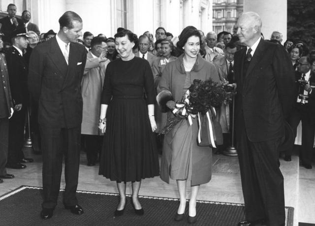 Королева с принцем Филипом, президентом США Дуайтом Эйзехауэром и его супругой Мейми