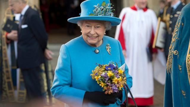 Королева заходит в Вестминстерское аббатство