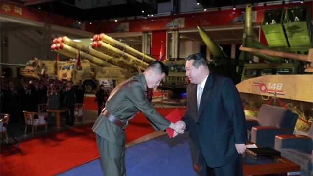 Ким Чен Ын на выставке достижений обороны в Пхеньяне