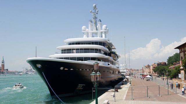 Яхта Абрамовича в Венеции за три года до продажи Ахмедову