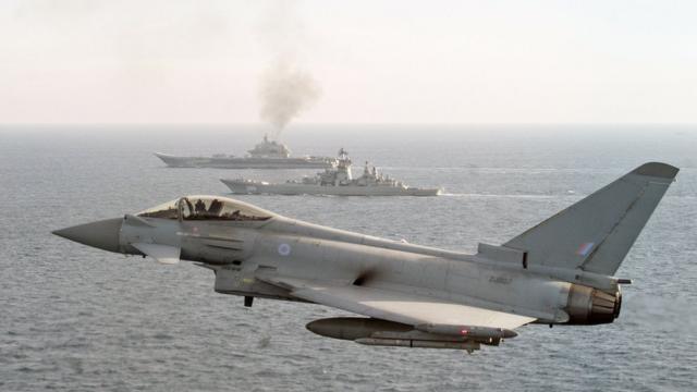 В 2017 году самолеты британского военно-воздушного флота сопровождали "Адмирал Кузнецов" (на заднем плане), когда он проходил через Ла-Манш