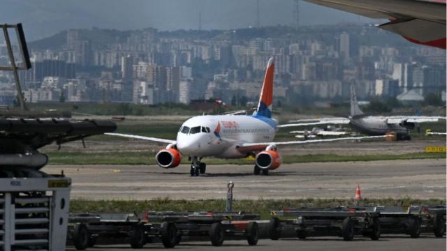 Cамолет компании "Азимут" приземлился в тбилисском международном аэропорту вскоре после полудня