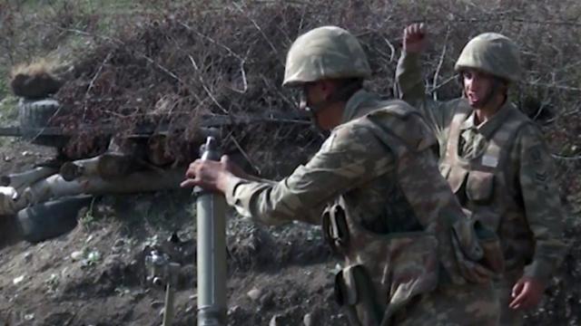 Азербайджанские минометчики во время обстрела карабахских позиций