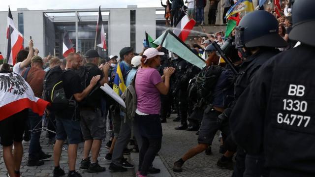 Полиция и протестующие в Берлине