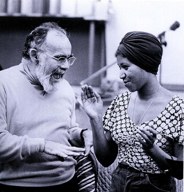 Арета Франклин и ее продюсер Джерри Уэкслер в студии в 1960-е годы.