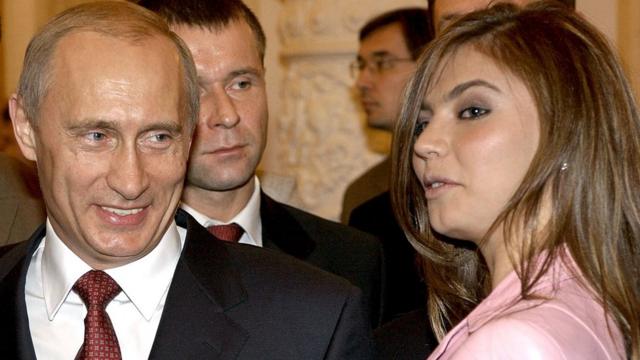 Владимир Путин и Алина Кабаева (фотография сделана в 2004 году)