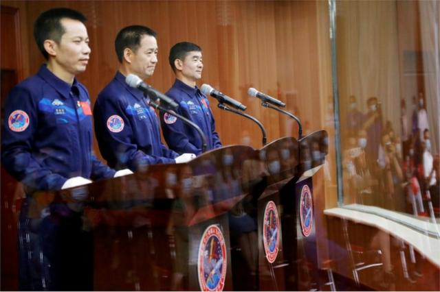 Экипаж китайской миссии на новой орбитальной станции перед полетом