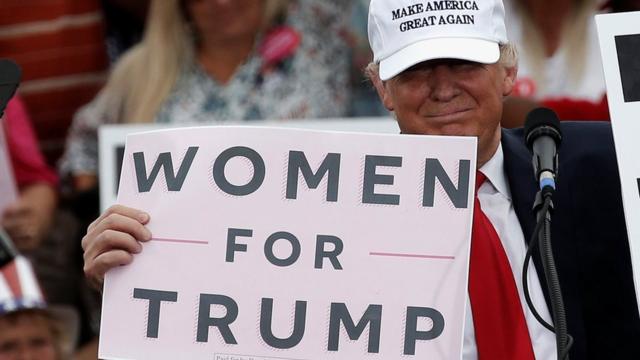 Трамп с плакатом "Женщины за Трампа"