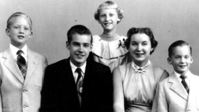 Дональд Трамп в детстве (крайний слева)