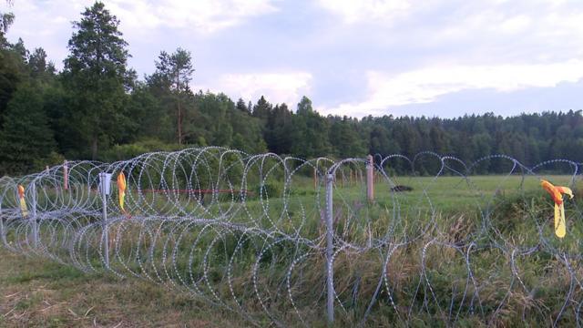 Литовские власти устаналивают заграждение из колючей проволоки вдоль литовско-белорусской границы