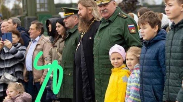 Эту фотографию с сайта министерства обороны Дина Салюкова прислала корреспонденту Би-би-си, подписав ее "Это я"
