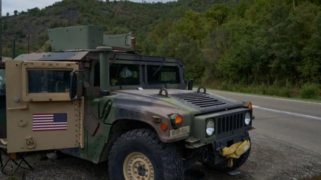 Автомобиль американских военных возле пограничного перехода Яринье в Косово