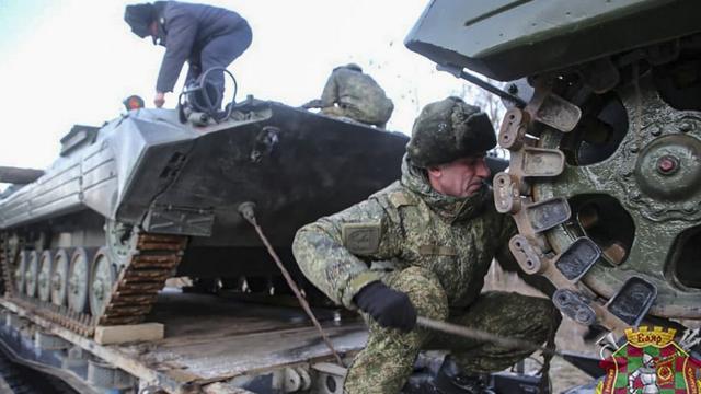 Российские танки и военные, прибывшие на учения, 18 января 2022