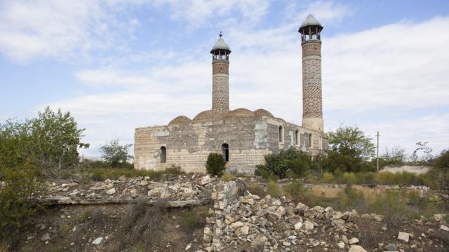 Полуразрушенная мечеть в городе Агдам