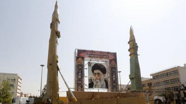 портрет Хомейни и ракеты