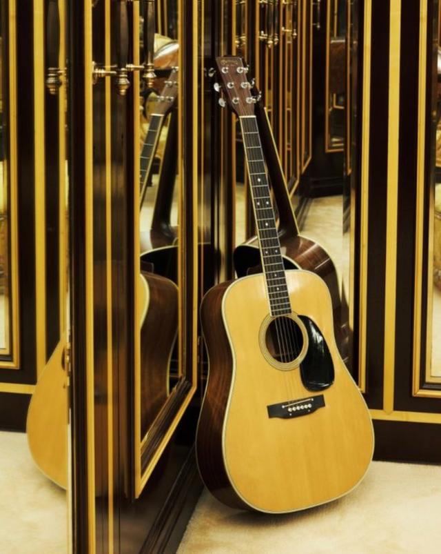 Акустическая гитара Фредди Меркьюри в его зеркальной гримерной