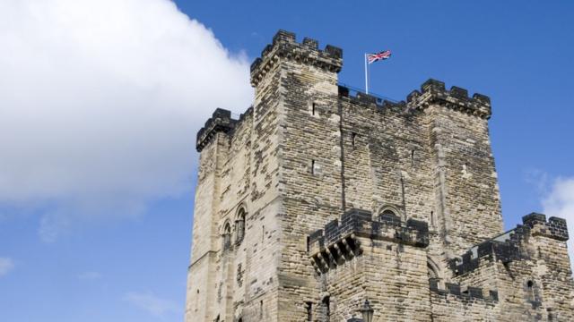 Флаг над средневековым замком в Англии