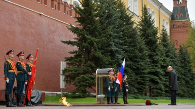 Владимир Путин возлагает венок к Могиле неизвестного солдата