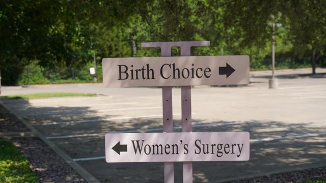 Указатель рядом с клиникой абортов в Далласе
