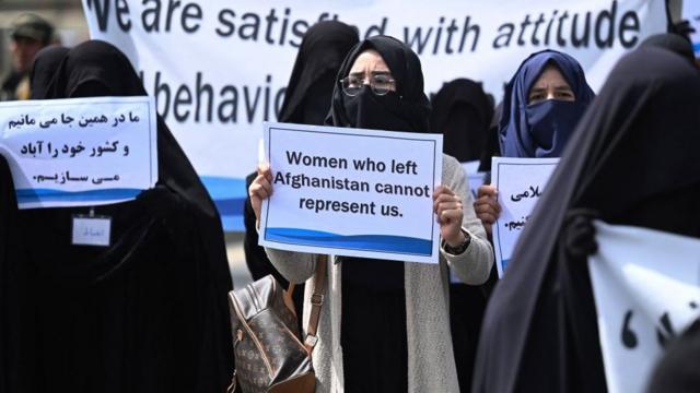 Группа женщин на демонстрации в поддержку "Талибана"