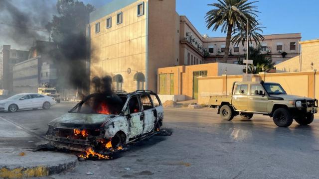 Поврежденный автомобиль в Триполи в субботу