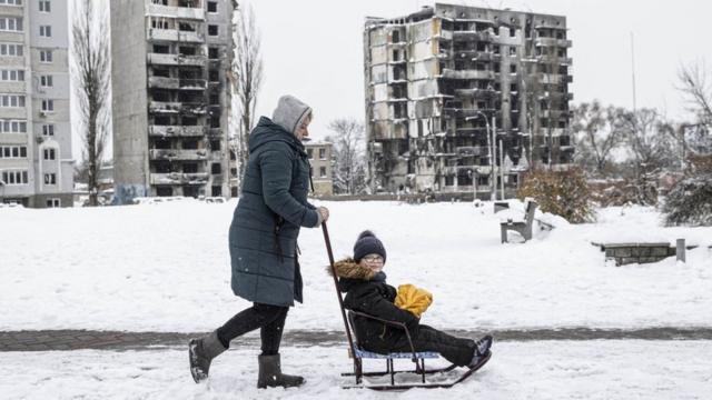 Женщина с ребенком после снегопада в Бородянке