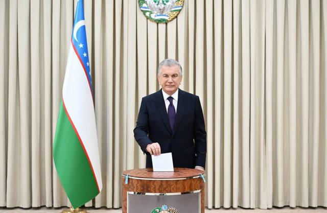 Президент Узбекистана Шавкат Мерзиёев на избирательном участке в Ташкенте, 30 апреля 2023 года