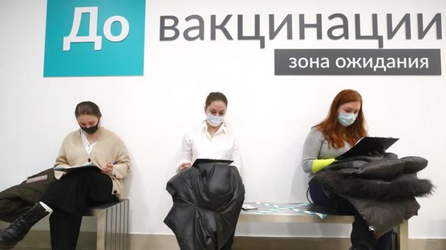 Очередь на вакцинацию в Москве