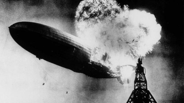 Авария немецкого дирижабля "Гинденбург" 6 мая 1937 года в американском городе Лейкхерст. Этот снимок стал основой для обложки первого альбома Led Zeppelin