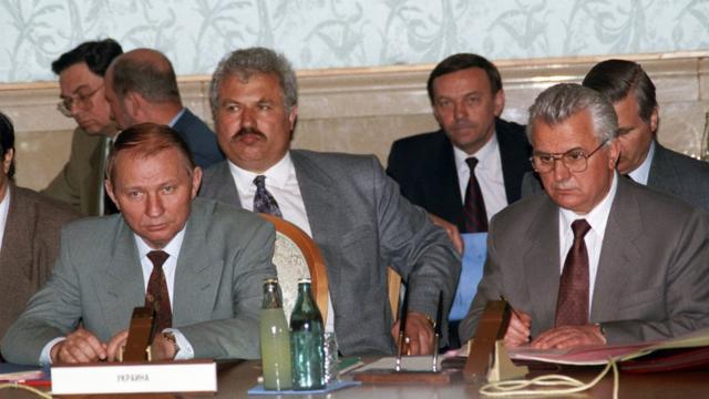 Леонид Кучма и Леонид Кравчук. Снимок 1993 года