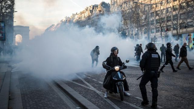 Столкновения в центре Парижа
